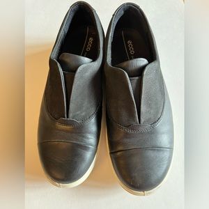 Women’s Ecco black sneakers sz 36